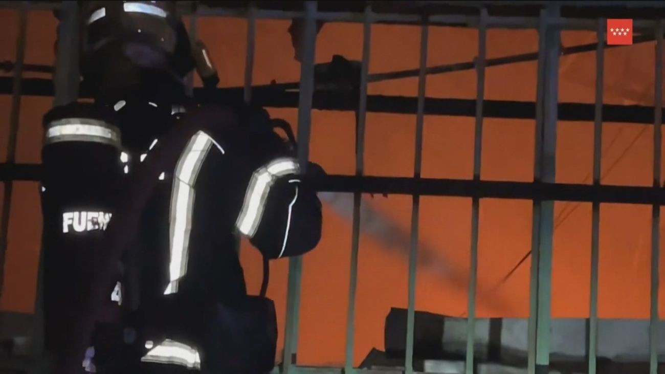 Polémica por el incendio en una nave de Fuenlabrada: ¿Se podía haber apagado antes?