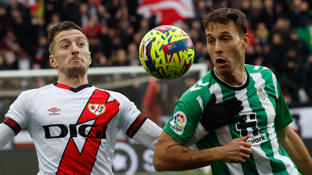 El Betis amarga al Rayo y el regreso de Raúl de Tomás por 1-2