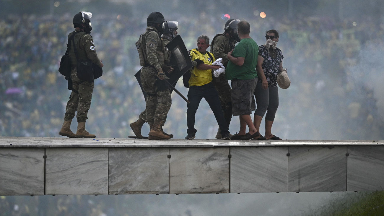 Policías antidisturbios entran al palacio presidencial de Brasil