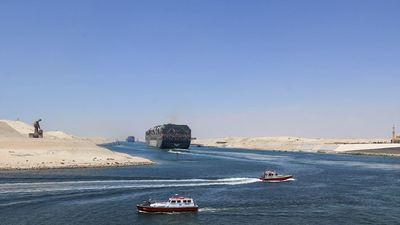 Reflotado un mercante que encalló en el canal de Suez