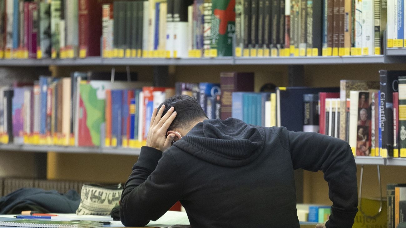 Un estudiante en la Biblioteca Elena Fortún, en Retiro