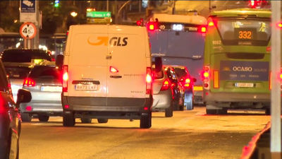 Mañana de atascos  en Madrid con el regreso al trabajo y la vuelta al cole