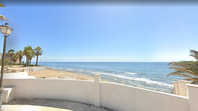 Encuentran un cadáver sin cabeza ni manos flotando  en una playa de Marbella, Málaga