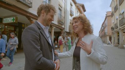 Un karaoke improvisado y una tapa de jamón en Alcalá de Henares junto a Vicky Larraz