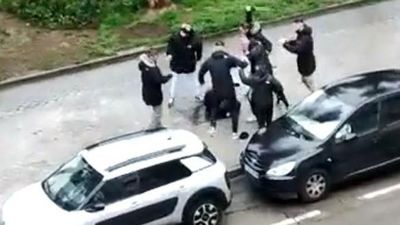 La Policía investiga una violenta pelea entre hinchas previa al partido Atlético-Barcelona