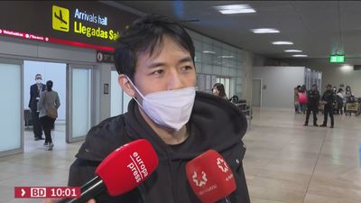 Controles sanitarios en el aeropuerto de Madrid Barajas ante la llega de aviones procedentes de China