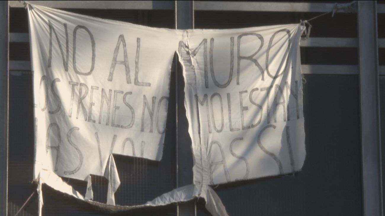 Vecinos del entorno de Atocha no quieren las pantallas acústicas que puso Adif