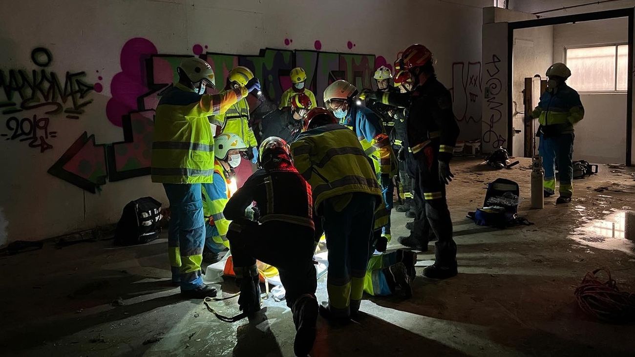 El SUMMA 112 y bomberos atienden a una persona precipitada en Leganés