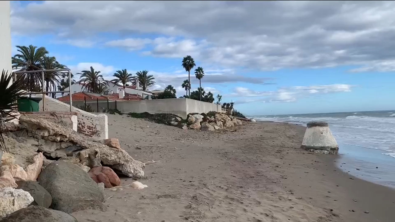 Playa de Marbella donde apareció una mujer muerta con el cuerpo mutilado