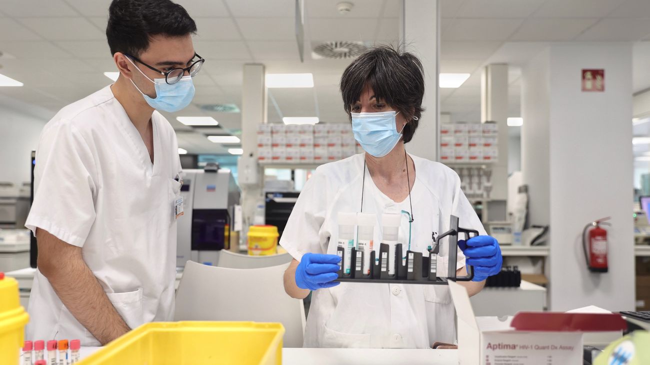 López Guerrero, virólogo: "Habría que aumentar los controles covid a viajeros de otros países como Estados Unidos para detectar nuevas variantes"