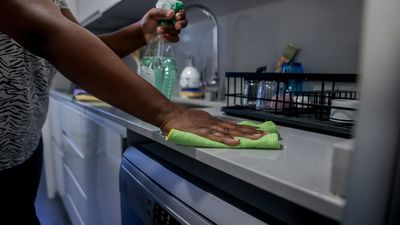 El Colegio de Gestores Administrativos de Madrid propone que los gastos de servicio doméstico se puedan deducir en el IRPF