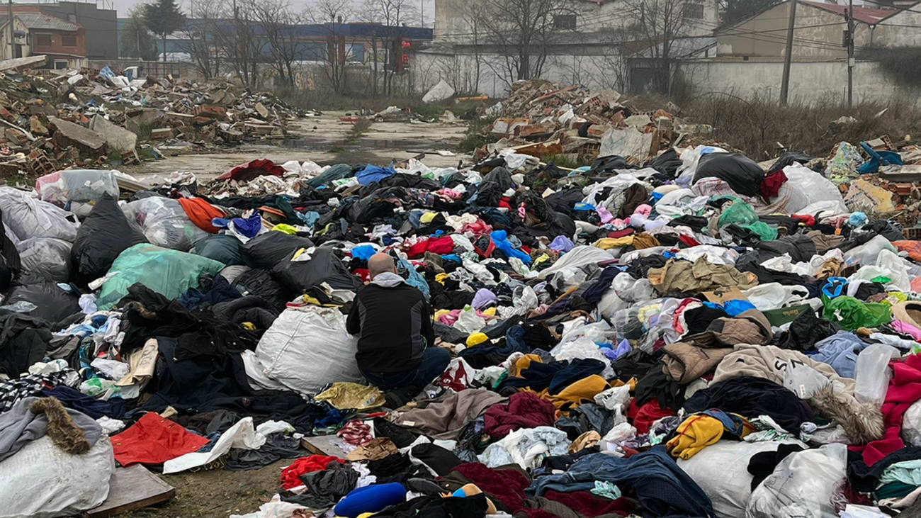 Un cementerio de ropa usada inunda Humanes