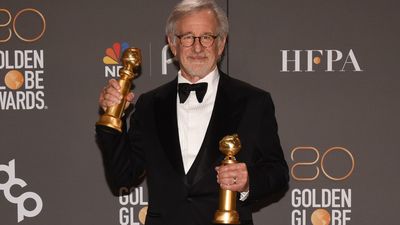 Del Toro y 'Argentina, 1985' triunfan en los Globos de Oro de Steven Spielberg