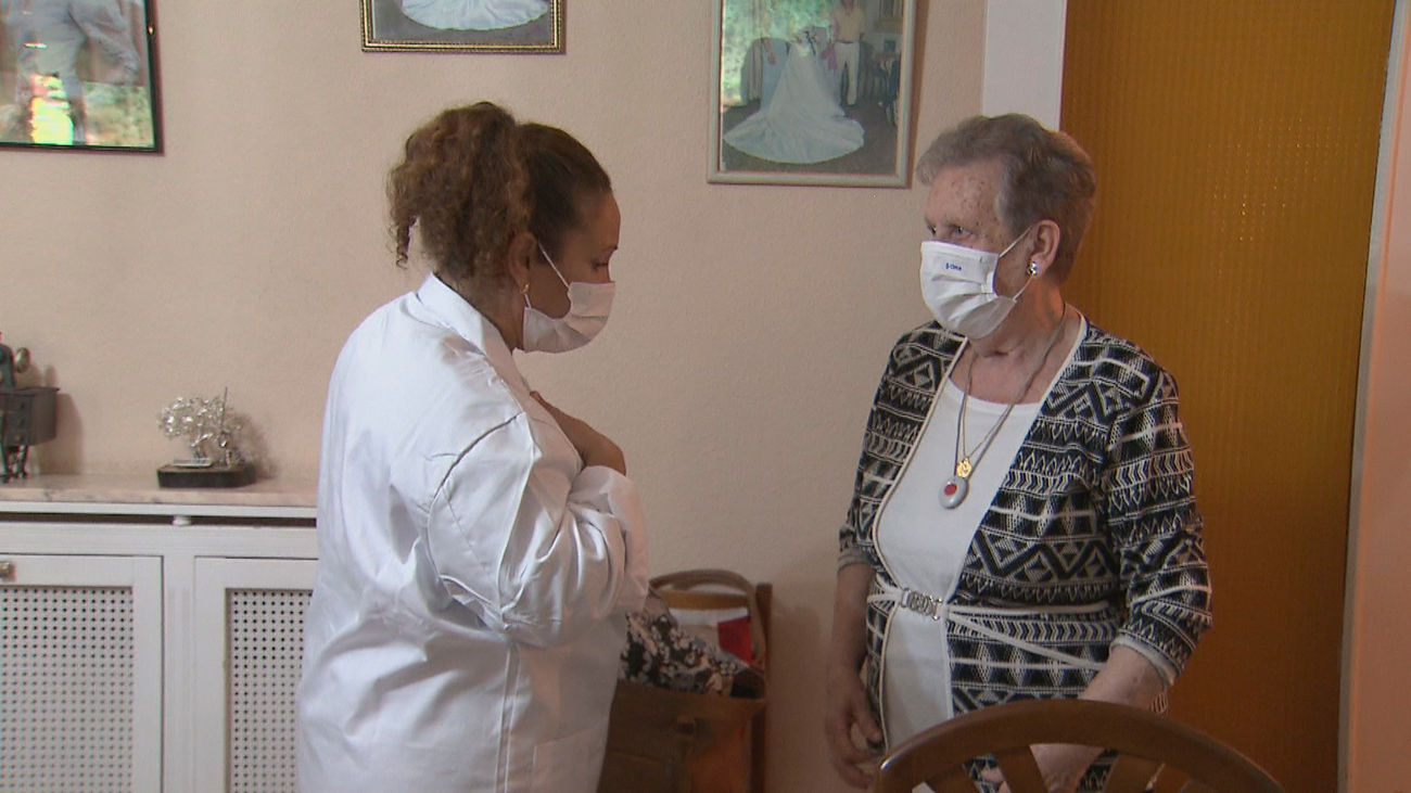 Ayuso anuncia que los mayores podrán elegir si ir a residencias  o ser atendidos en casa impulsando un cheque para ello