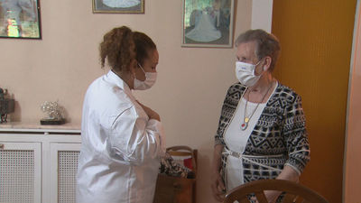 Ayuso anuncia que los mayores podrán elegir si ir a residencias  o ser atendidos en casa impulsando un cheque para ello