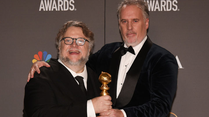 El director mexicano Guillermo del Toro (L) posa con el premio a la Mejor Película - Animada por "Pinocho de Guillermo del Toro" en la sala de prensa durante la 80ª entrega anual de los Globos de Oro / EUROPA PRESS
