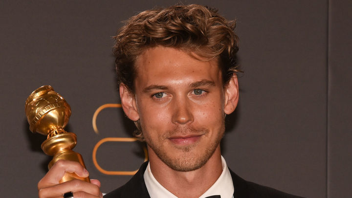 El actor estadounidense Austin Butler posa con el premio al Mejor Actor en una Película - Drama Award por 'Elvis' en la sala de prensa durante la 80ª Anual de los Golden Globe Awards Foto / EUROPA PRESS