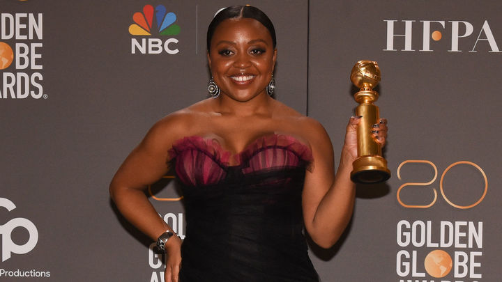 La actriz estadounidense Quinta Brunson posa con el premio a la Mejor Actriz en una Serie de Televisión - Premio Musical o de Comedia por "Abbott Elementary" en la sala de prensa de la 80ª Entrega Anual de los Globos de Oro / EUROPA PRESS