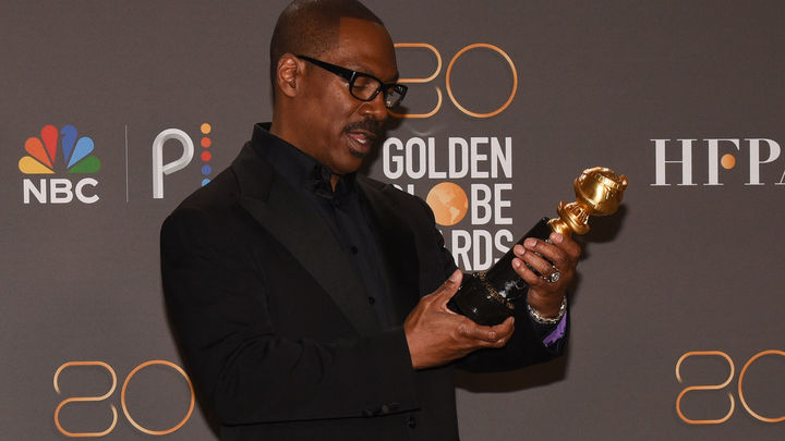 El actor estadounidense Eddie Murphy posa con el premio Cecil B. DeMille en la sala de prensa durante la 80ª entrega anual de los Globos de Oro / EUROPA PRESS