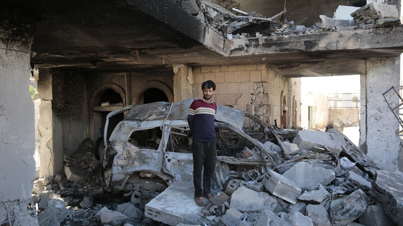 Una persona entre los restos de un edificio tras un ataque aéreo en Sanaa