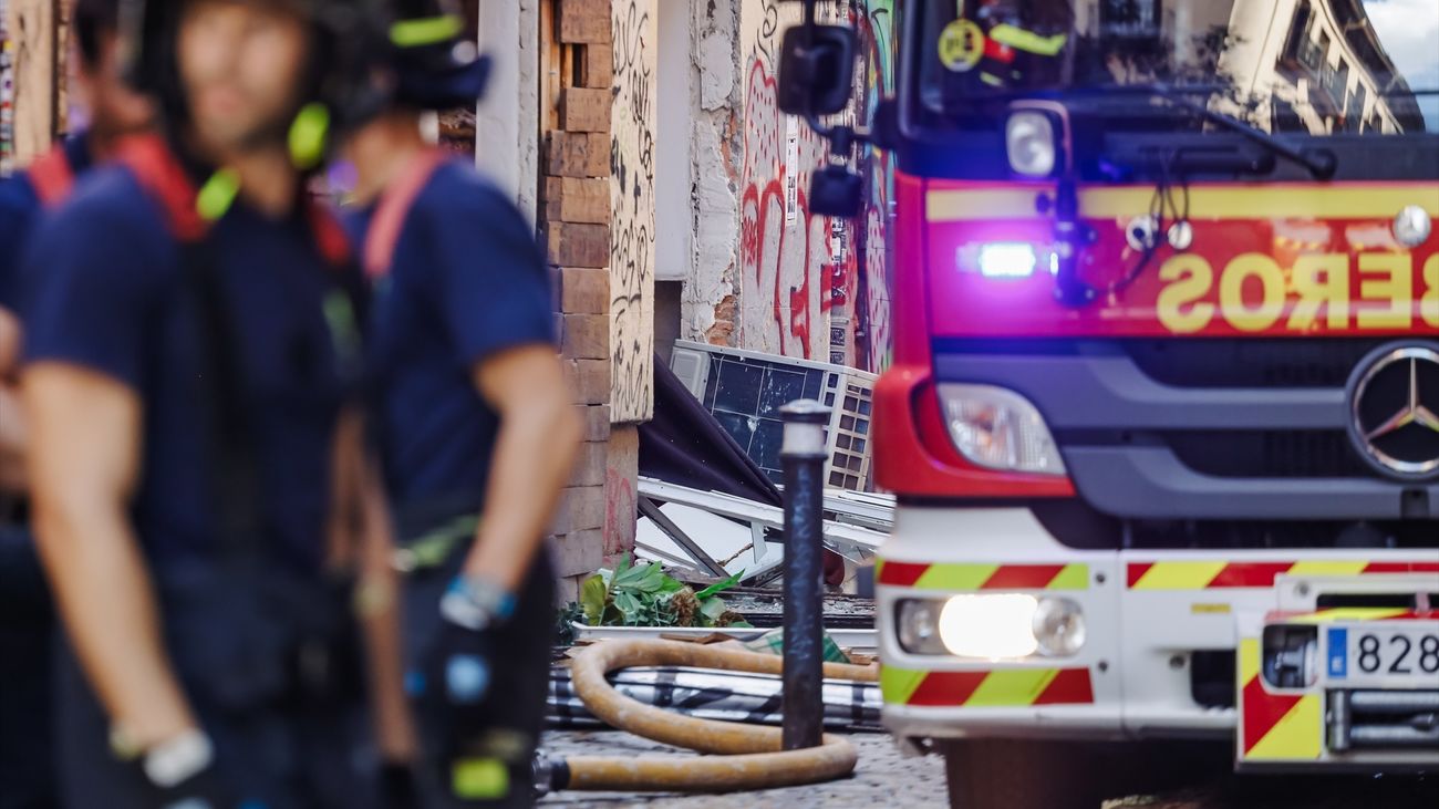 Bomberos del Ayuntamiento trabajan tras una explosión en una vivienda en Malasaña