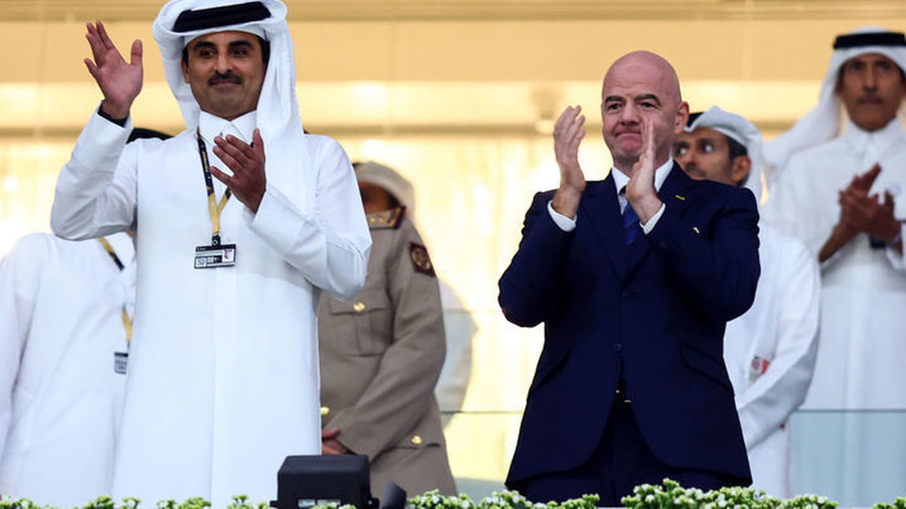 Gianni Infantino junto al emir de Catar, Tamim bin Hamad Al Thani, en la inauguración de Catar 2022