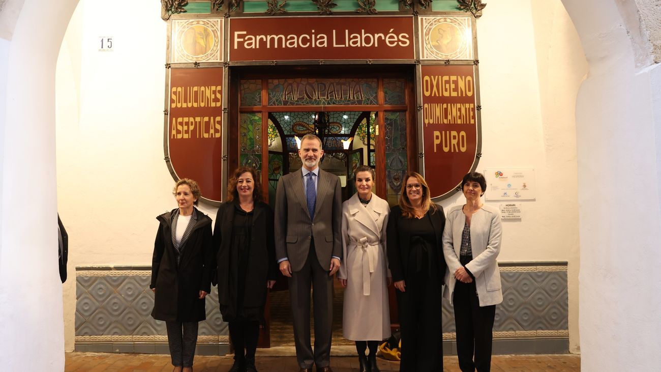 Los reyes inauguran en Menorca la farmacia  que heredaron y que se ha convertido en fundación benéfica