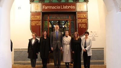 Los reyes inauguran en Menorca la farmacia  que heredaron y que se ha convertido en fundación benéfica