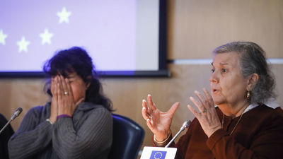 Las familias de las mujeres de yihadistas repatriadas de Siria rechazan su ingreso en prisión