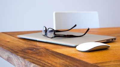 Tu empresa tiene que pagarte las gafas o lentillas si son necesarias para que trabajes delante del ordenador