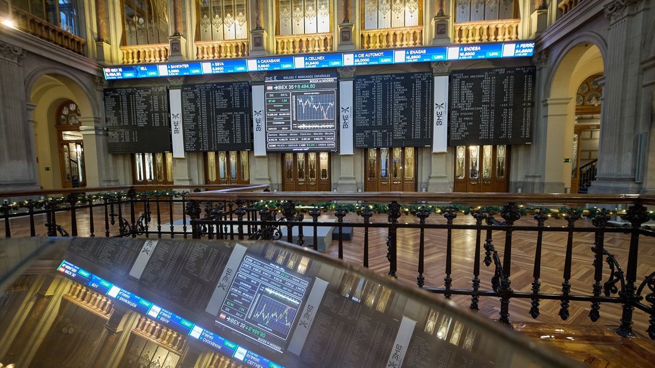 Varios paneles del Ibex 35 en el Palacio de la Bolsa,