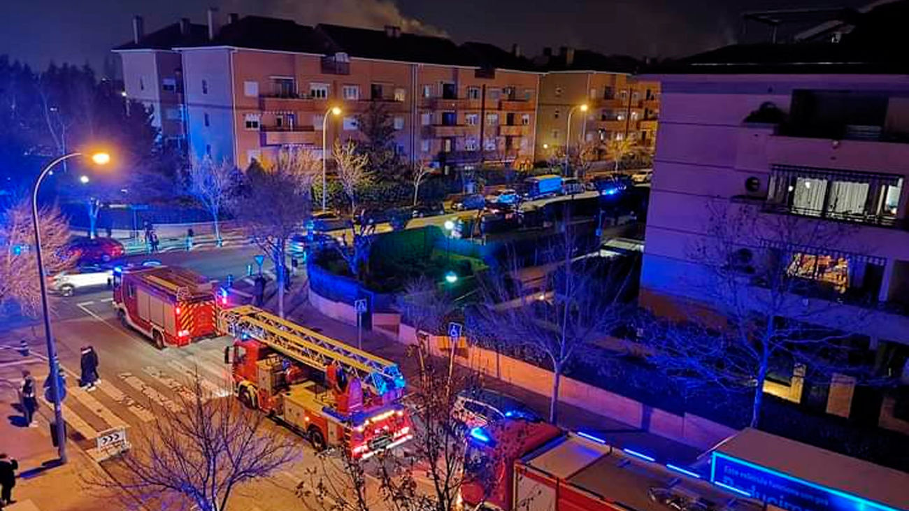 Bomberos de Madrid trabajan en las labores de extinción de un incendio declarado en un edificio residencial de Boadilla del Monte