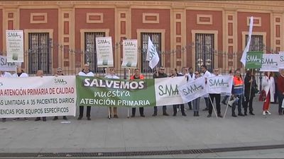Médicos andaluces protestan ante la Junta por el colapso de la Atención Primaria