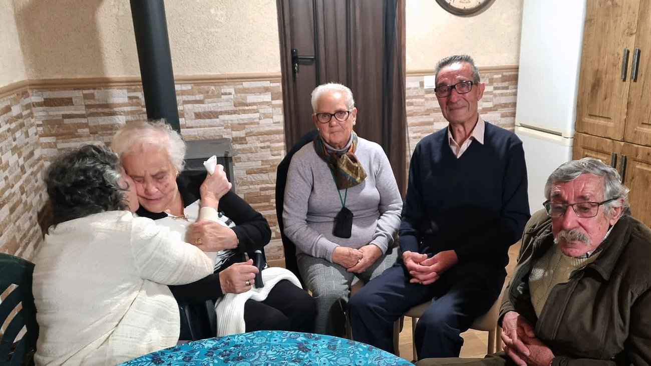 Emotivo reencuentro entre dos hermanas octogenarias que no se conocían