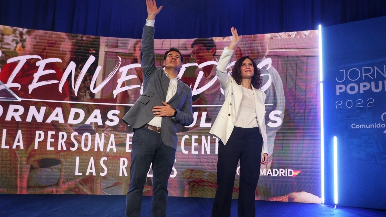 El alcalde de Las Rozas, José de la Uz y la presidenta de la Comunidad de Madrid y presidenta del Partido Popular (PP) de Madrid, Isabel Díaz Ayuso, saludan durante la inauguración de la tercera jornada 'Popular', 'La persona en el centro', en el Auditorio Joaquín Rodrigo de Las Rozas