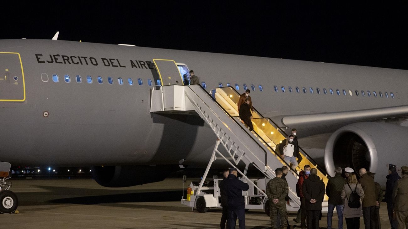 Más de 200 militares ucranianos que realizarán su adiestramiento en España llegan a la Base Aérea de Torrejón de Ardoz