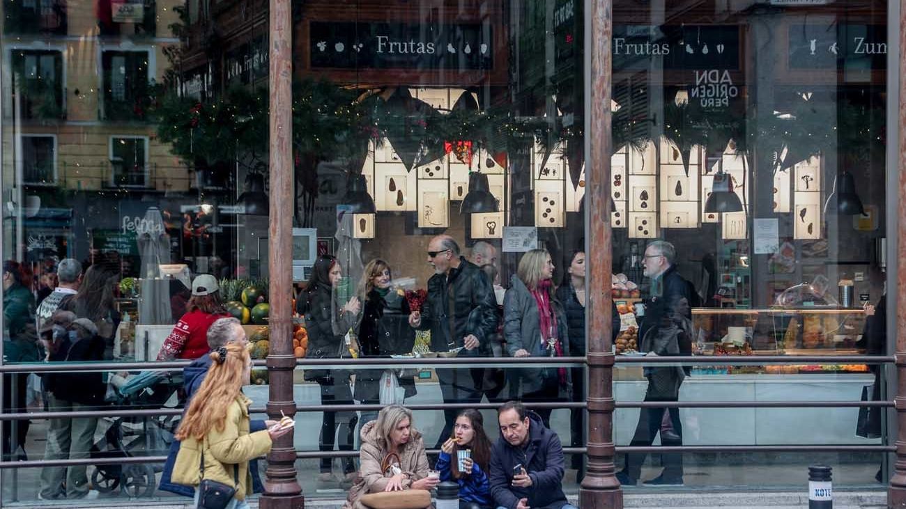 Varias personas toman un aperitivo