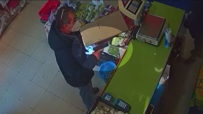 Las imágenes del atraco a punta de pistola en Orcasitas