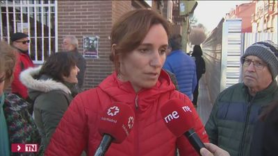 Mónica García visita a los afectados por la línea 7B de Metro