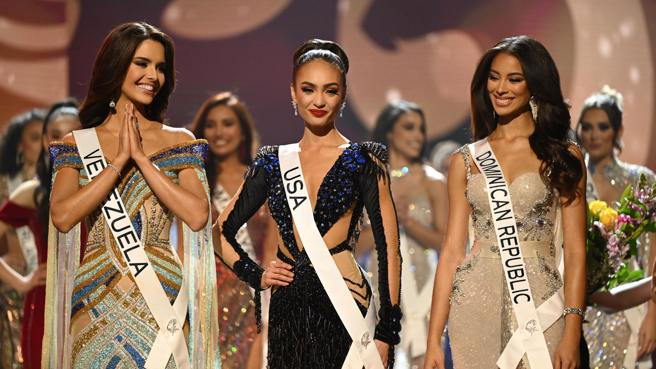 Fotografía cedida por Miss Universo donde aparecen, de izq. a dcha., Miss Universo Venezuela 2022A, manda Dudamel; Miss Universo Estados Unidos 2022, R’Bonney Gabriel, y Miss Universo República Dominicana, Andreina Martínez Founier, mientras esperan los resultados del concurso Miss Universo 2022,