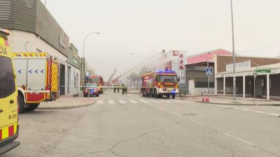Controlado el incendio de varios locales comerciales en el polígono Cobo Calleja de Fuenlabrada