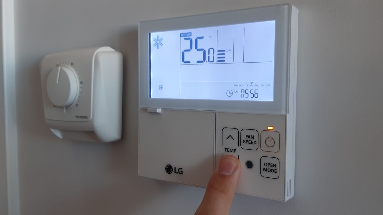 Los hogares españoles reducen su consumo de luz y gas, la industria no