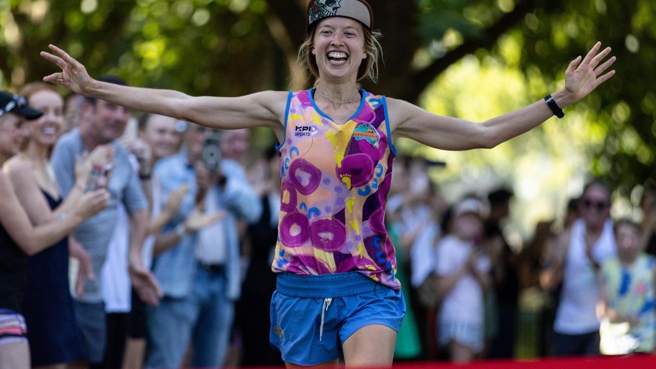 Erchana Murray-Bartlett cruza la meta en Melbourne tras completar en 150 días más de 6.000 kilómetros