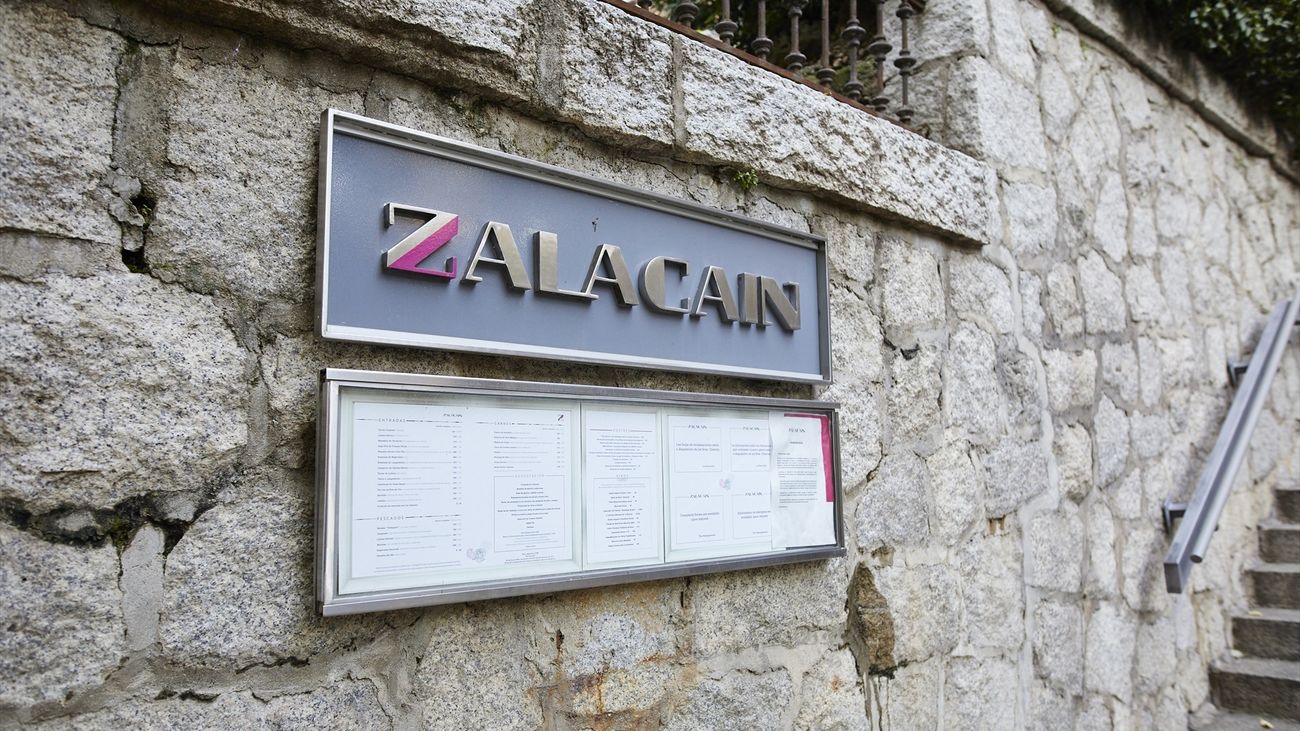 Cartel y menú expuesto en el exterior del restaurante Zalacaín de Madrid