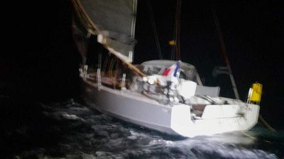 Difícil rescate de la Guardia Civil de un navegante muerto en su barco a la deriva en medio del oleaje