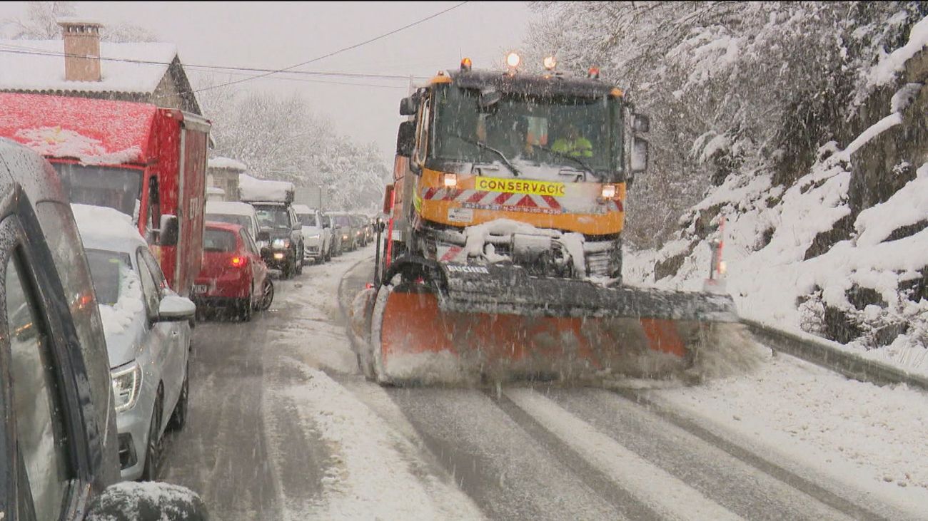 La DGT pide dejar libre el carril izquierdo de las carreteras en caso de nevadas en los próximos días