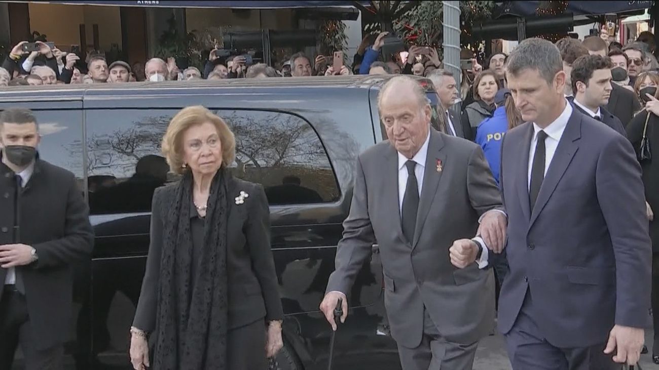 Los Reyes Felipe y Letizia y los eméritos Juan Carlos y Sofía asisten al funeral de Constantino de Grecia en Atenas