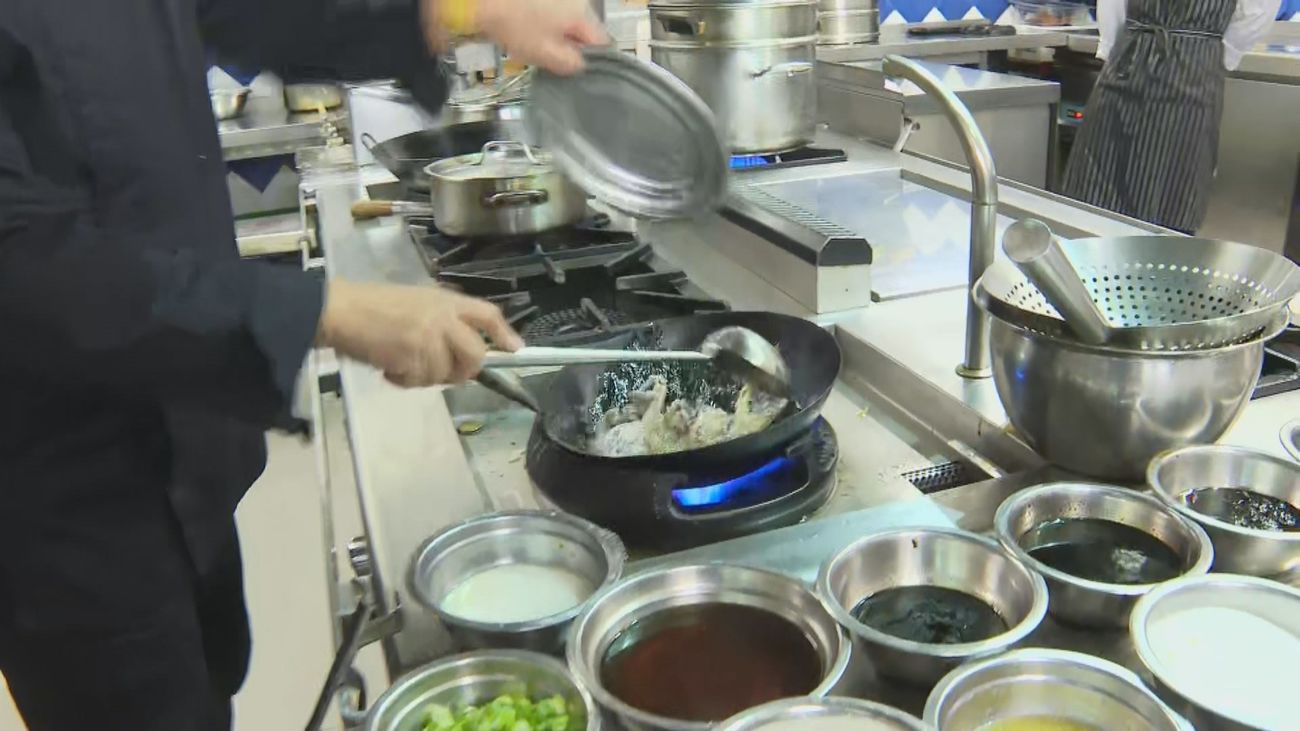 Un chef chino prepara cangrejos para el Año Nuevo Chino