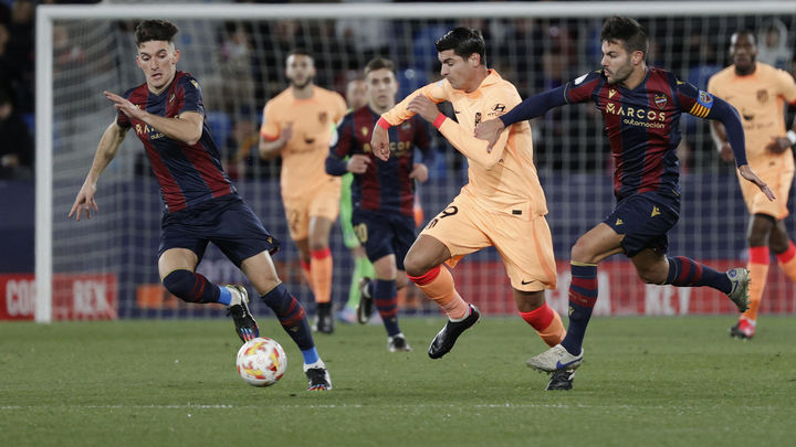 Morata ante el Levante / EFE