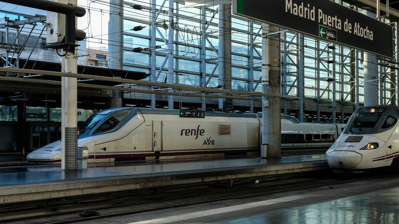 Dos trenes AVE en la estación de Atocha